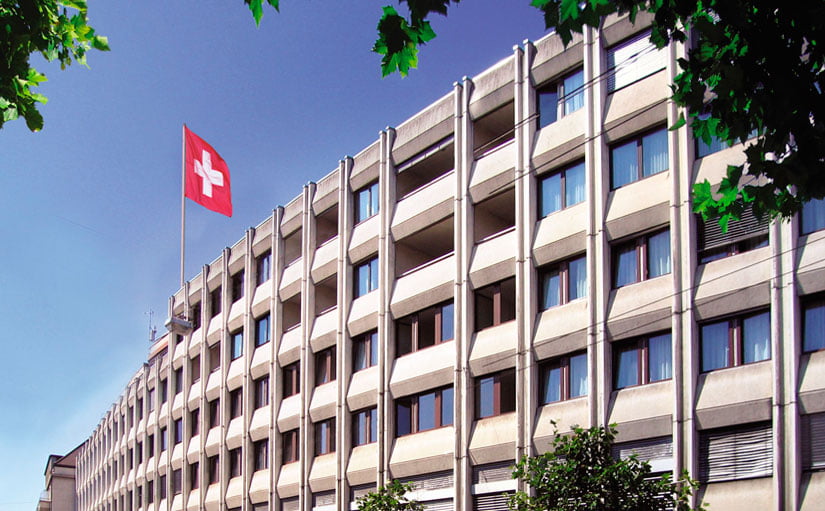 Здание с флагом Швейцарии